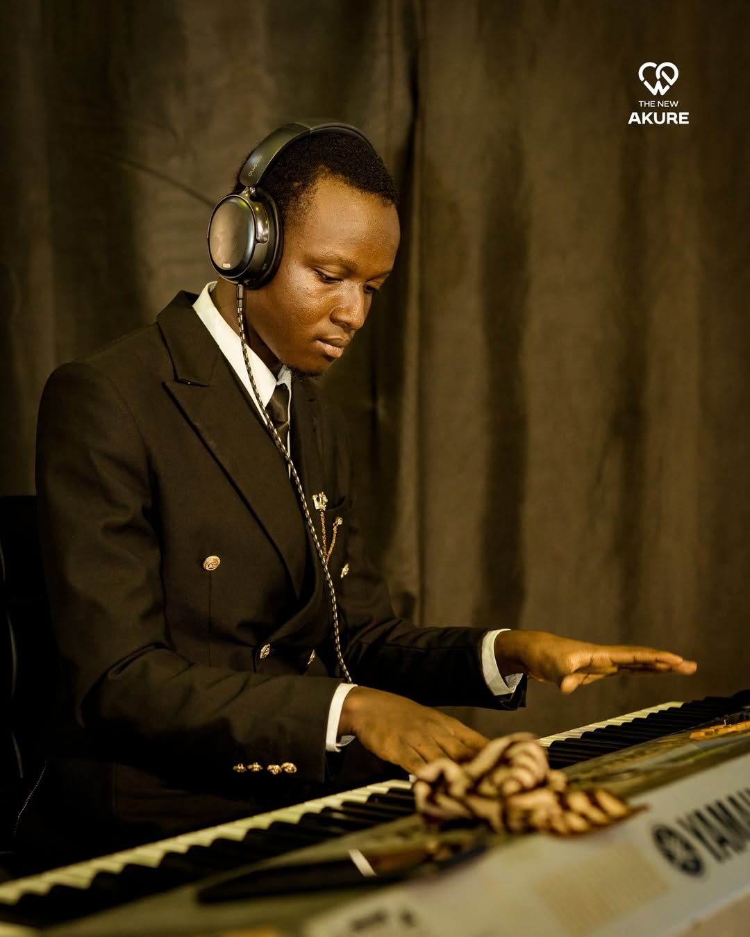 Tolani Jesse playing piano and keyboards